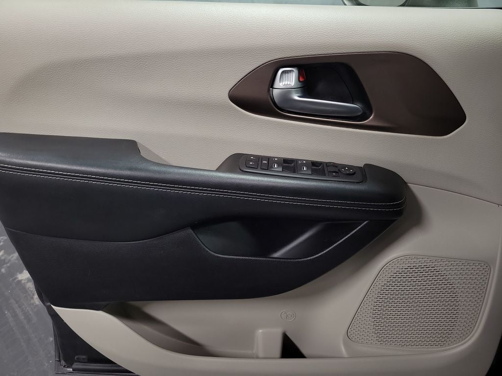 2020 Chrysler Voyager L