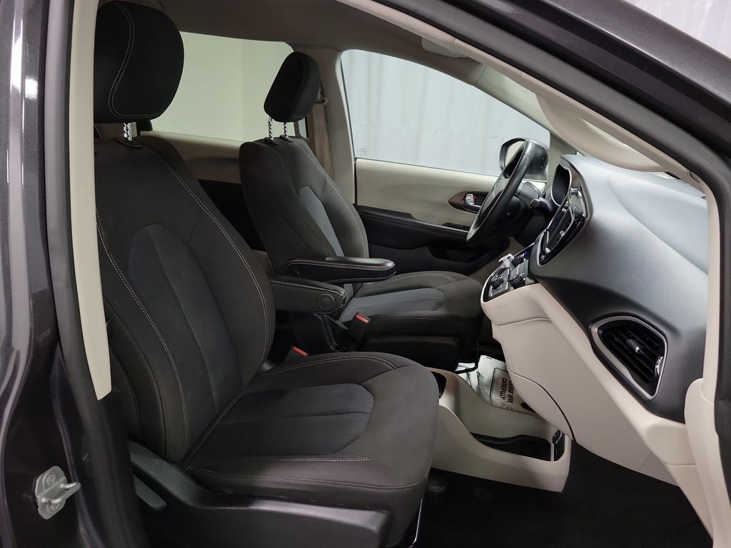 2020 Chrysler Voyager L