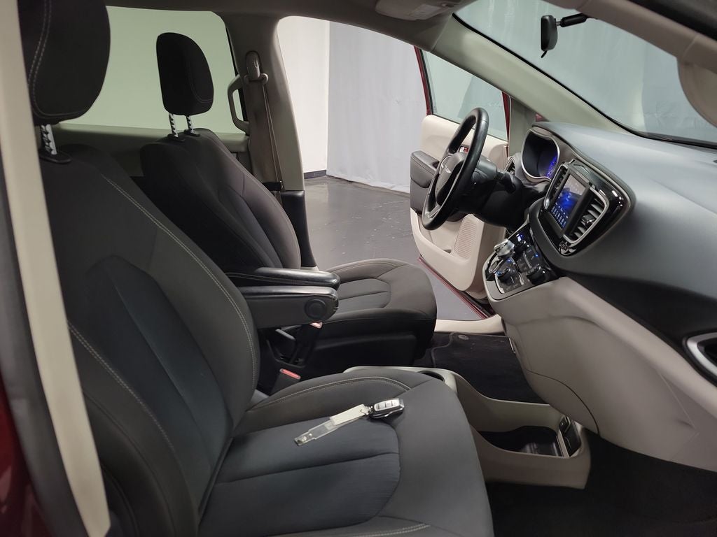 2020 Chrysler Voyager LX