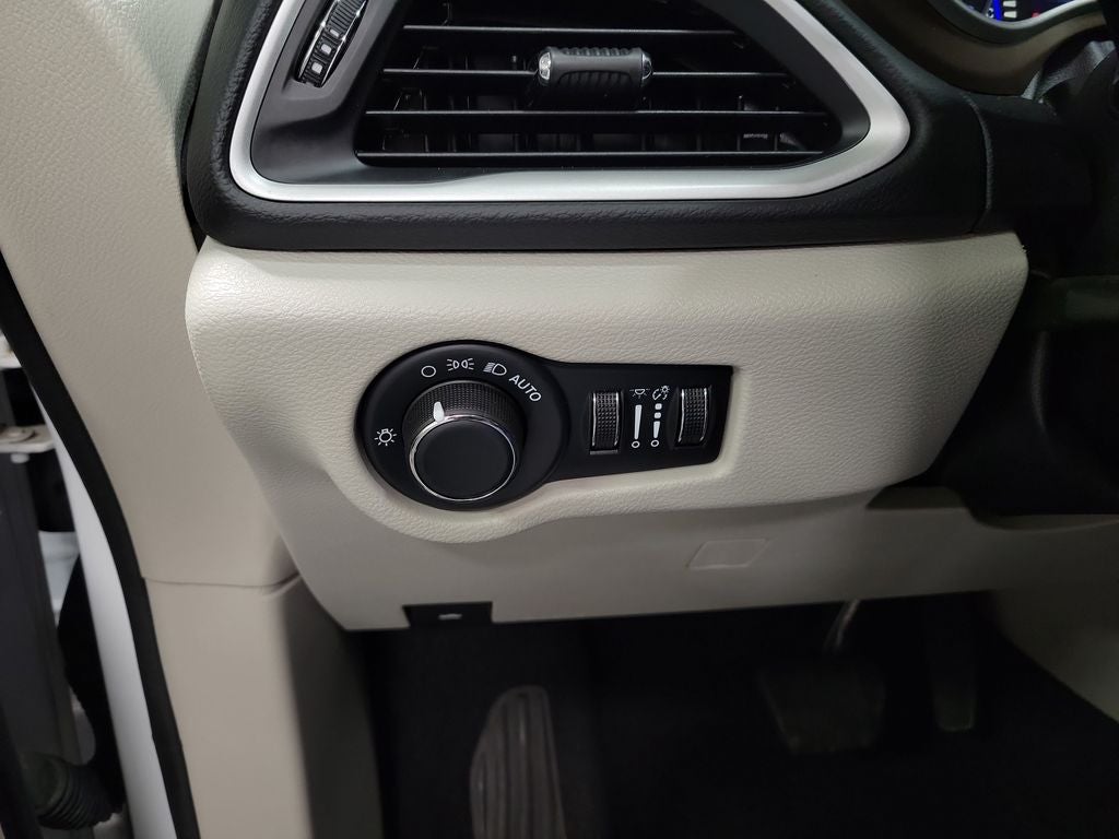 2022 Chrysler Voyager LX