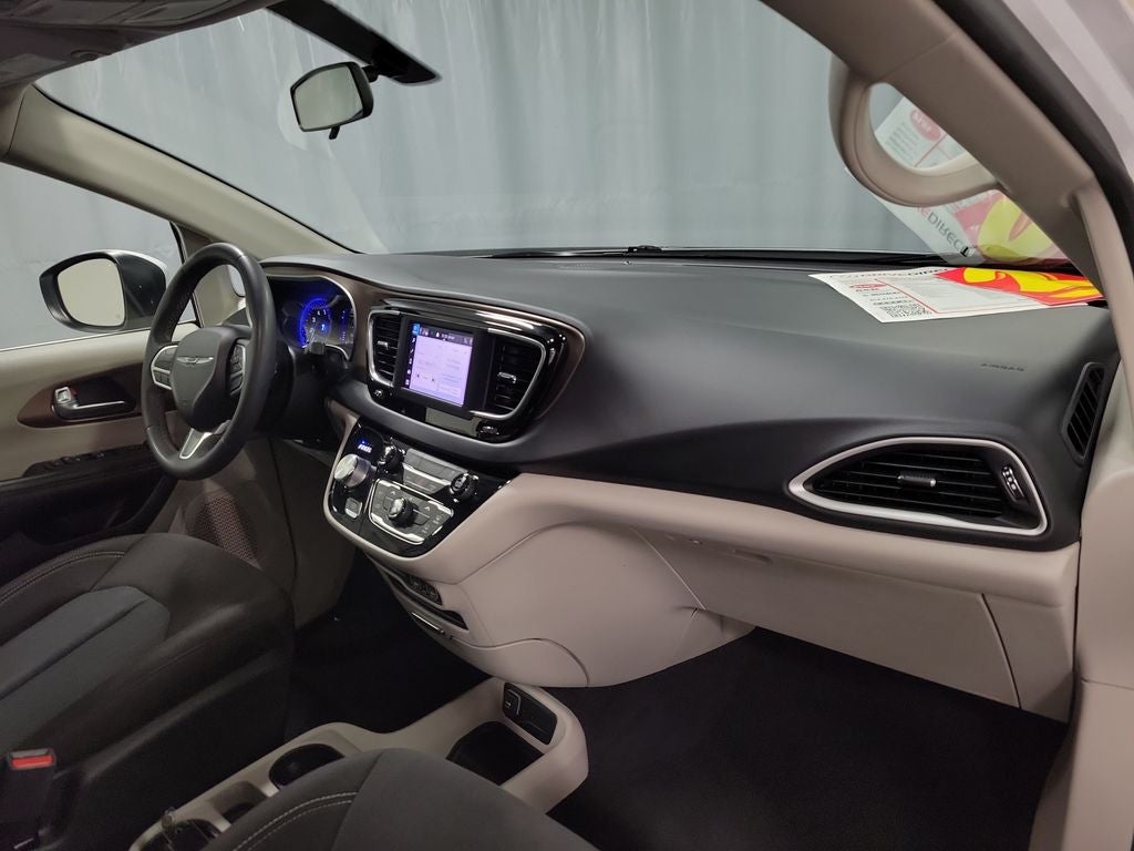 2022 Chrysler Voyager LX