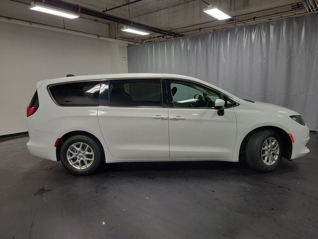 2022 Chrysler Voyager LX