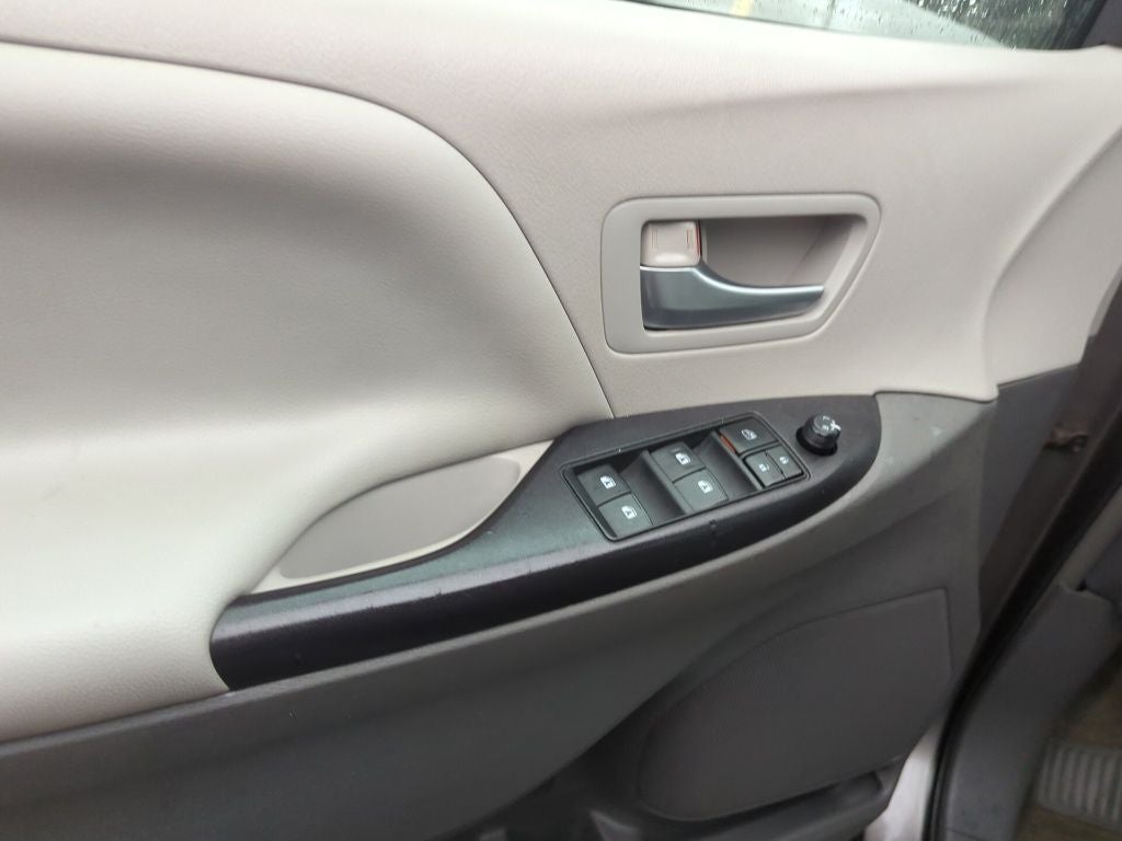 2015 Toyota Sienna LE 7 Passenger