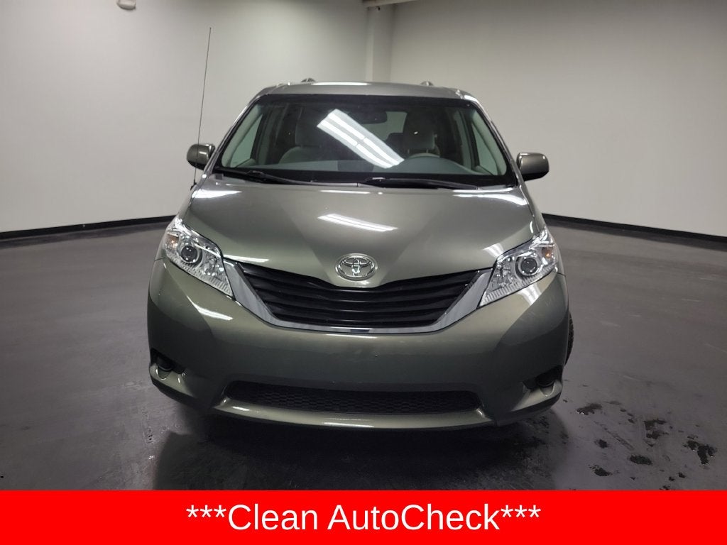 2014 Toyota Sienna LE 8 Passenger