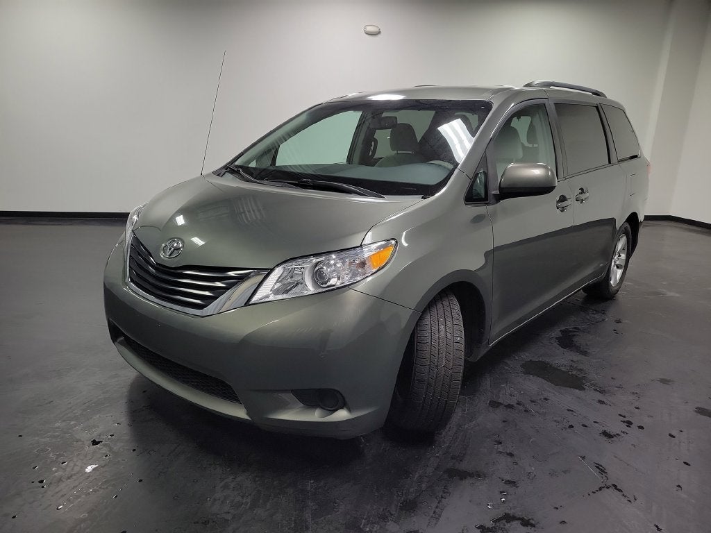2014 Toyota Sienna LE 8 Passenger