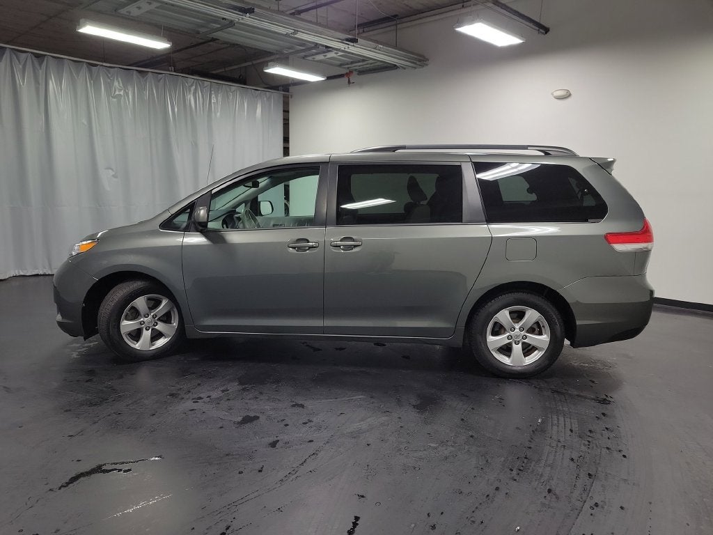 2014 Toyota Sienna LE 8 Passenger