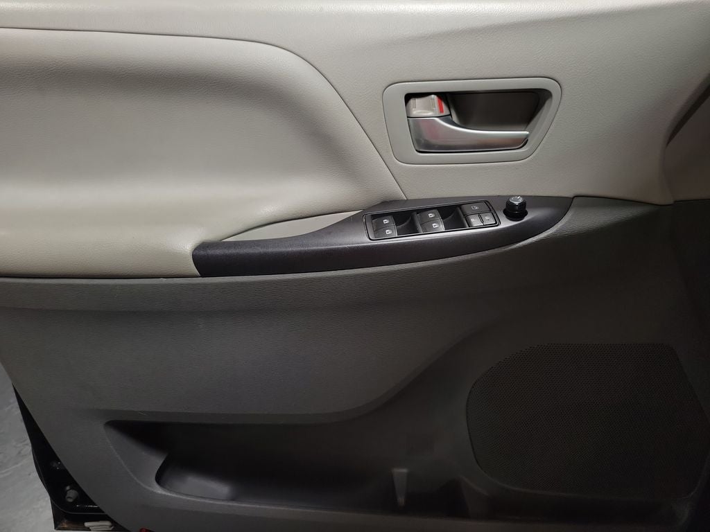 2015 Toyota Sienna LE 8 Passenger
