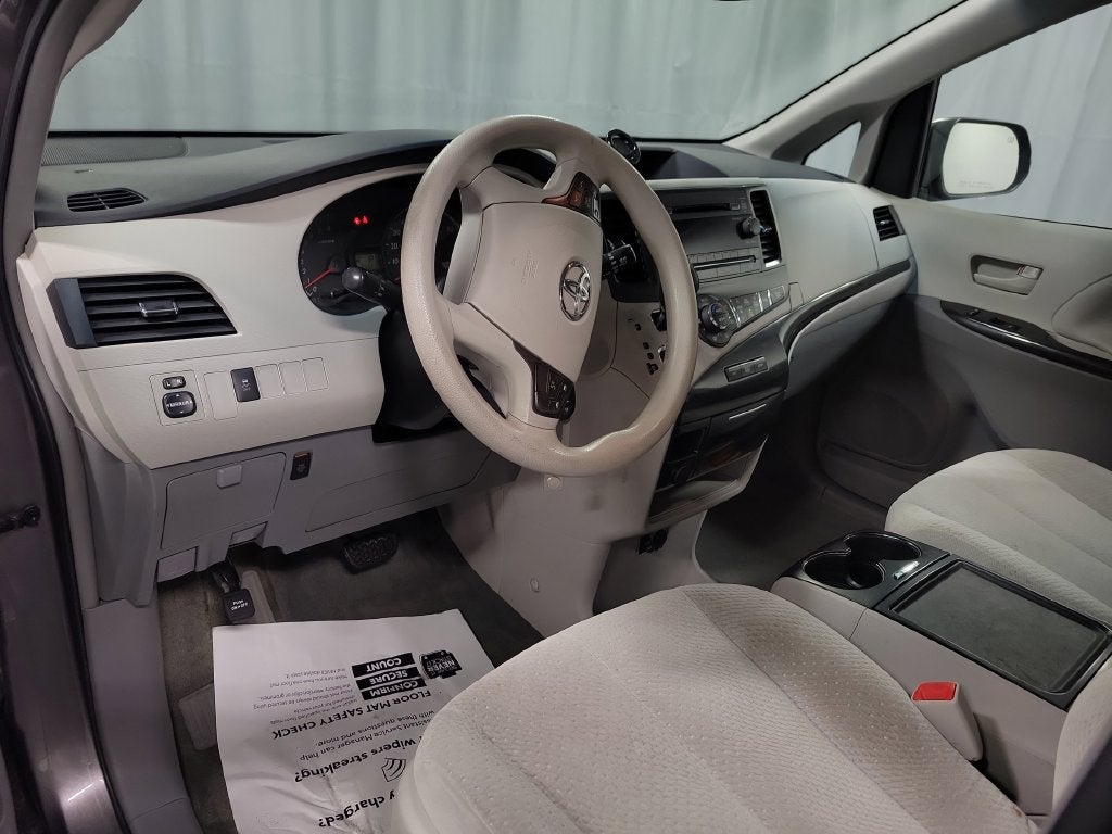 2014 Toyota Sienna LE 8 Passenger