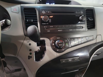2014 Toyota Sienna LE 8 Passenger