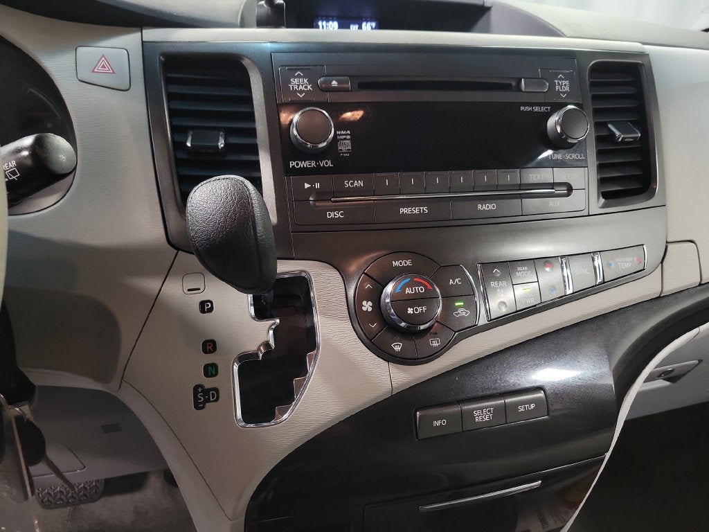 2014 Toyota Sienna LE 8 Passenger