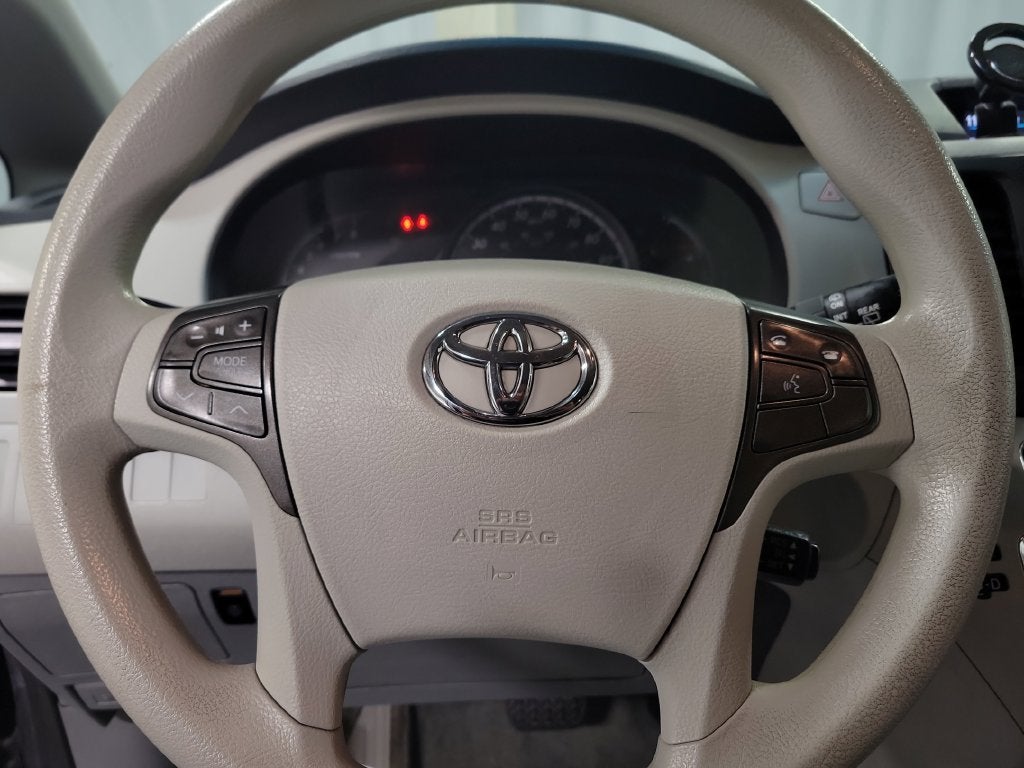 2014 Toyota Sienna LE 8 Passenger