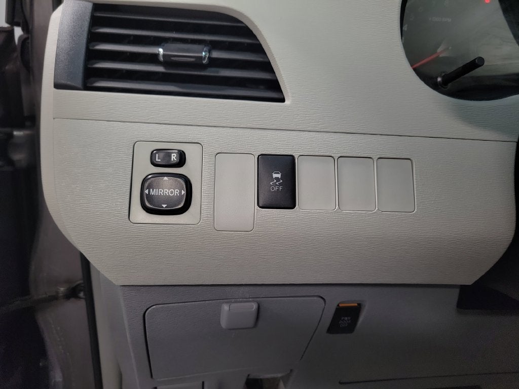 2014 Toyota Sienna LE 8 Passenger