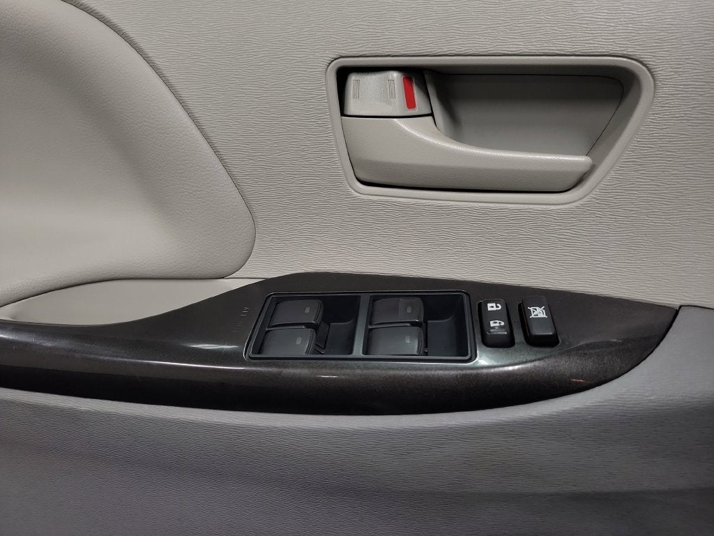 2014 Toyota Sienna LE 8 Passenger