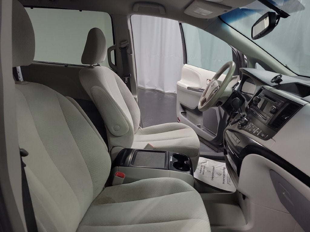 2014 Toyota Sienna LE 8 Passenger