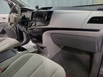 2014 Toyota Sienna LE 8 Passenger