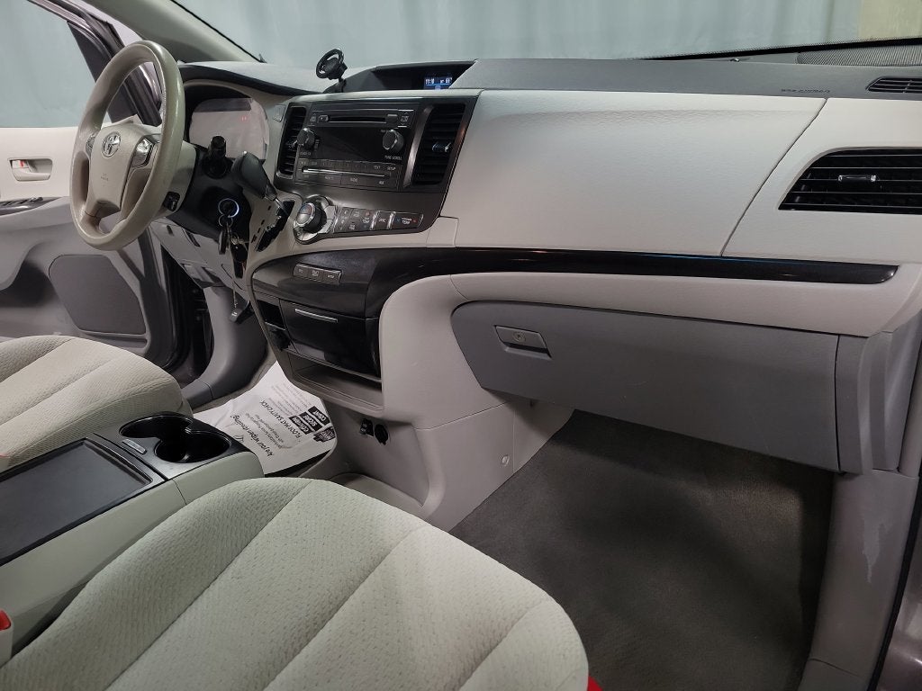 2014 Toyota Sienna LE 8 Passenger