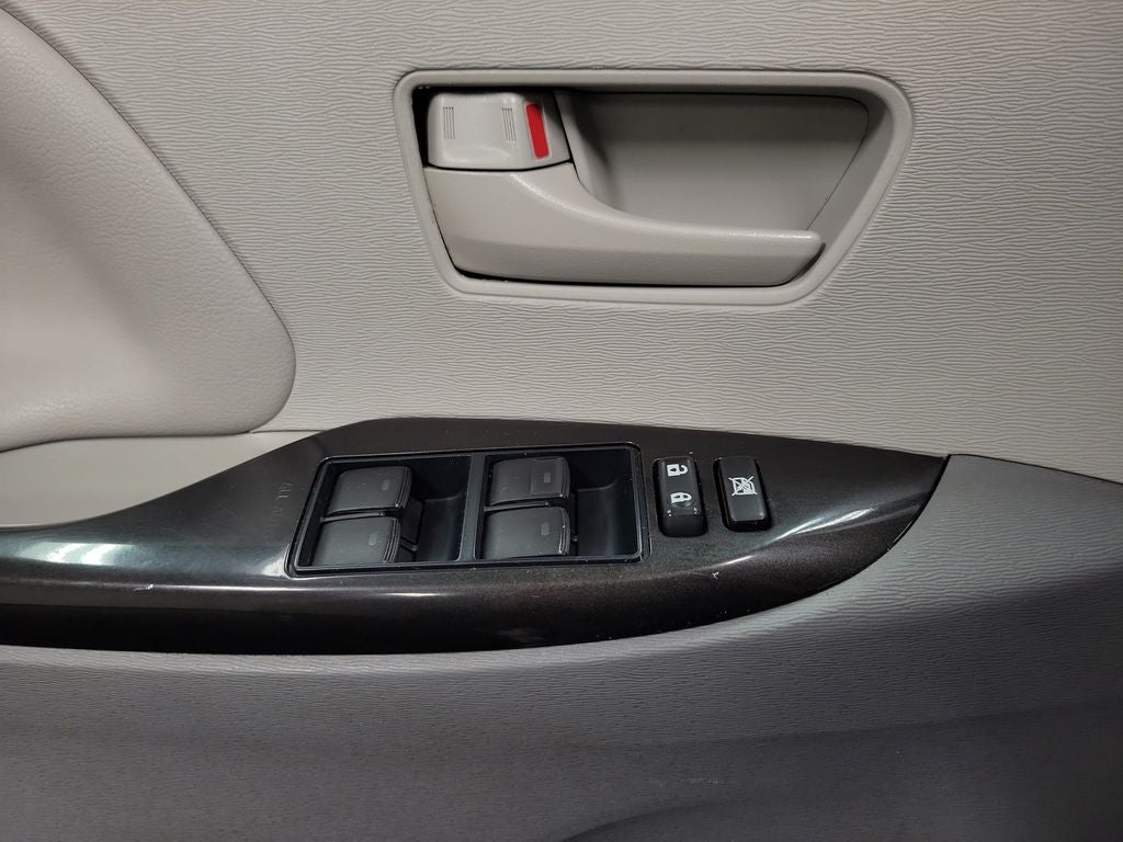 2013 Toyota Sienna LE 8 Passenger