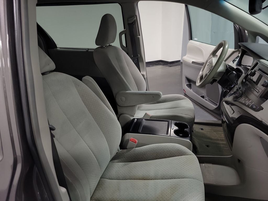 2013 Toyota Sienna LE 8 Passenger