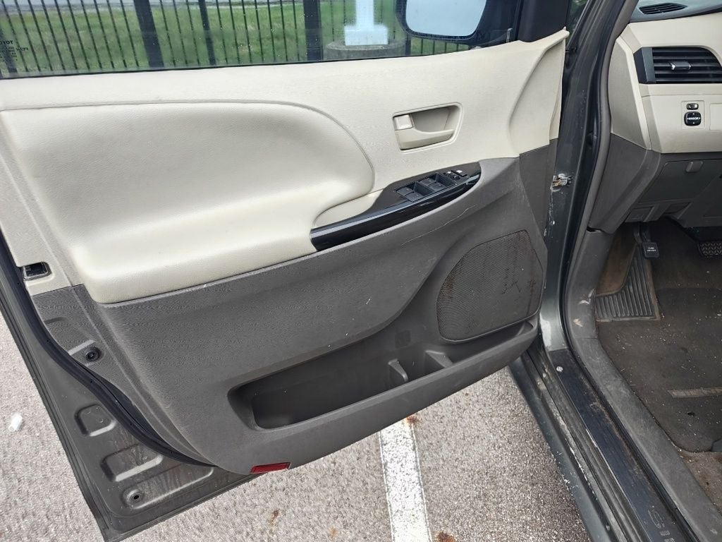 2012 Toyota Sienna LE 8 Passenger