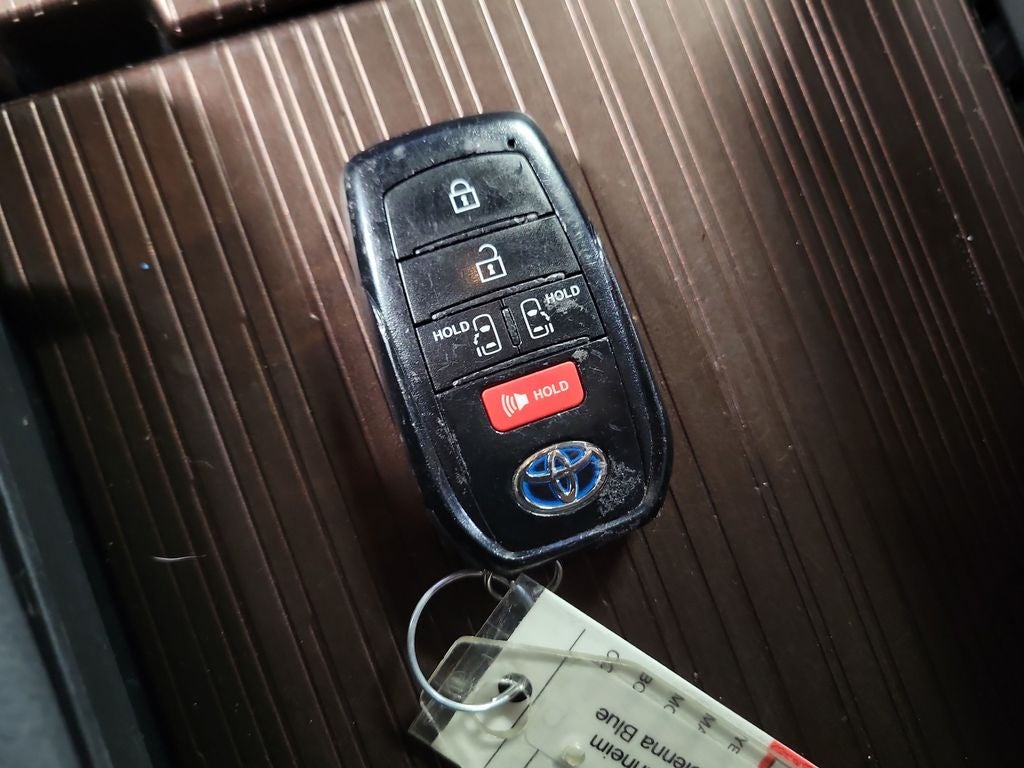 2022 Toyota Sienna LE 8 Passenger