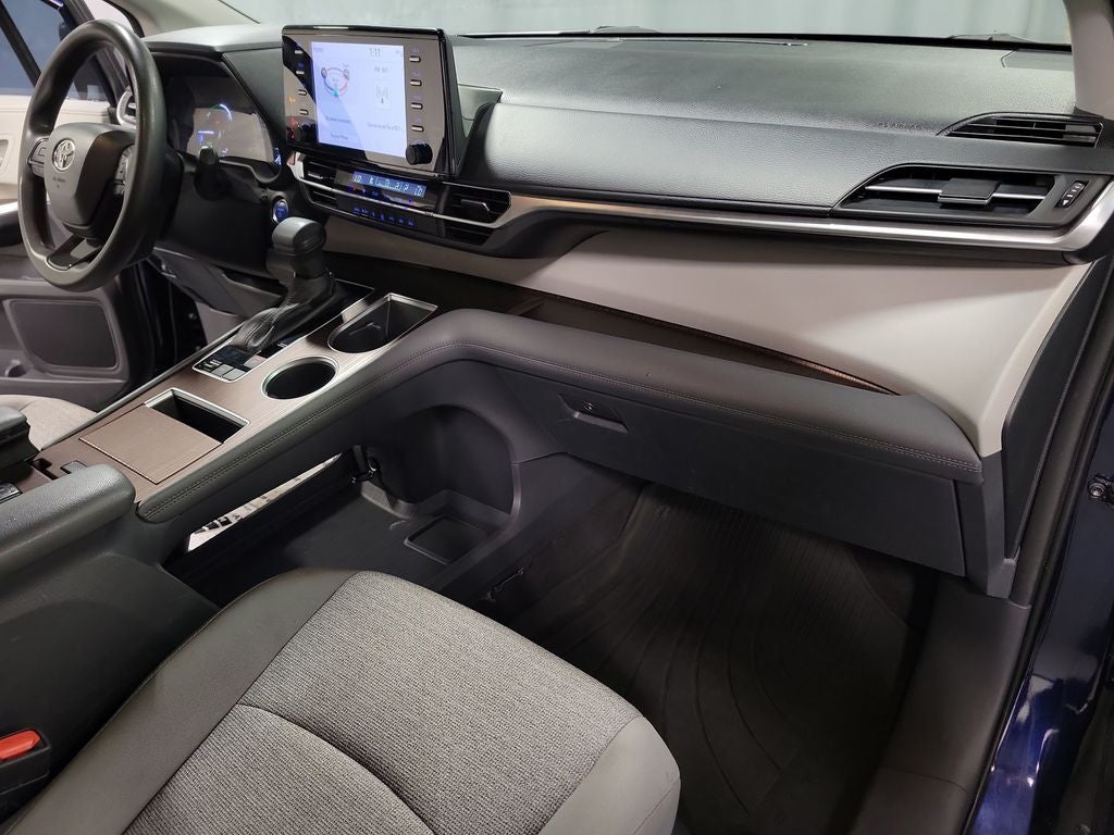 2022 Toyota Sienna LE 8 Passenger