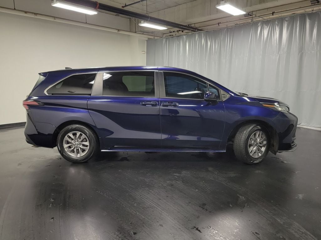 2022 Toyota Sienna LE 8 Passenger
