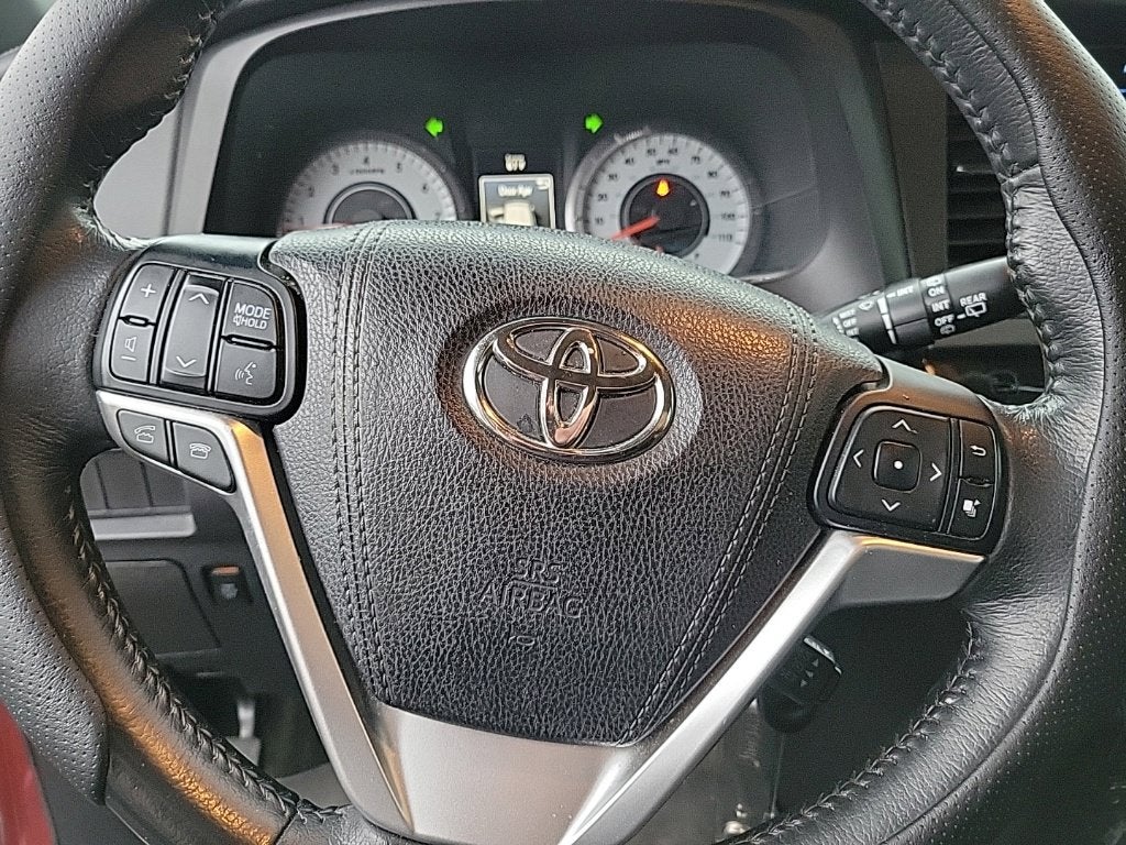 2015 Toyota Sienna SE 8 Passenger