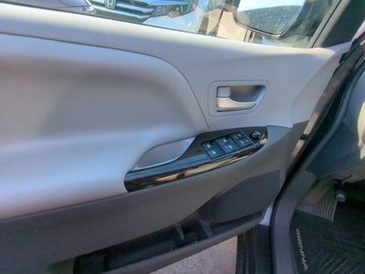 2015 Toyota Sienna XLE 8 Passenger