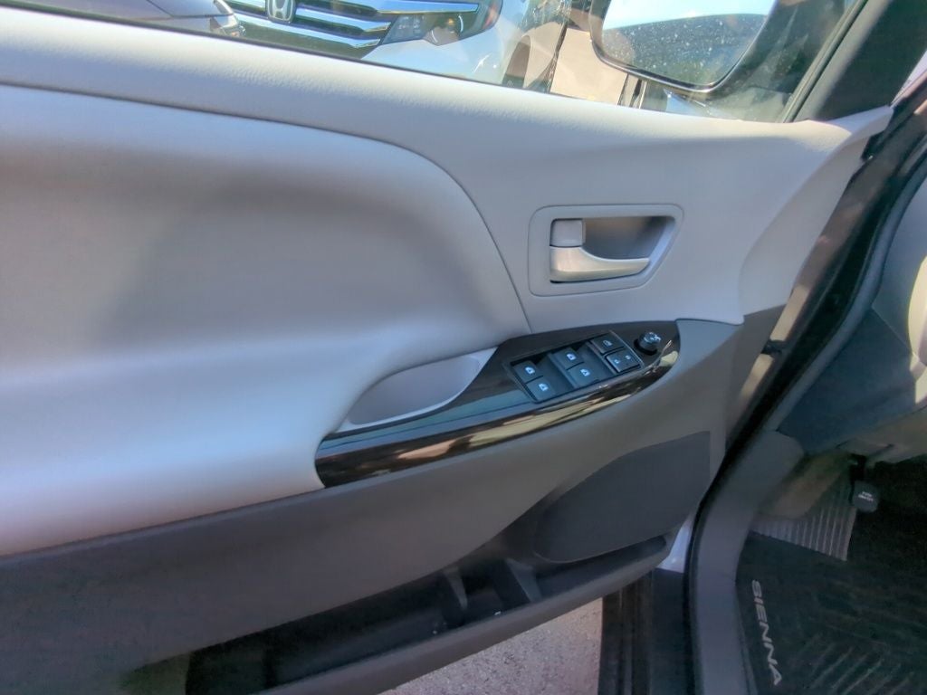 2015 Toyota Sienna XLE 8 Passenger