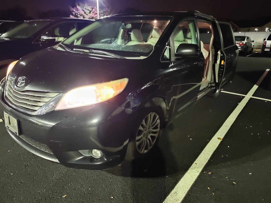 2013 Toyota Sienna XLE 8 Passenger