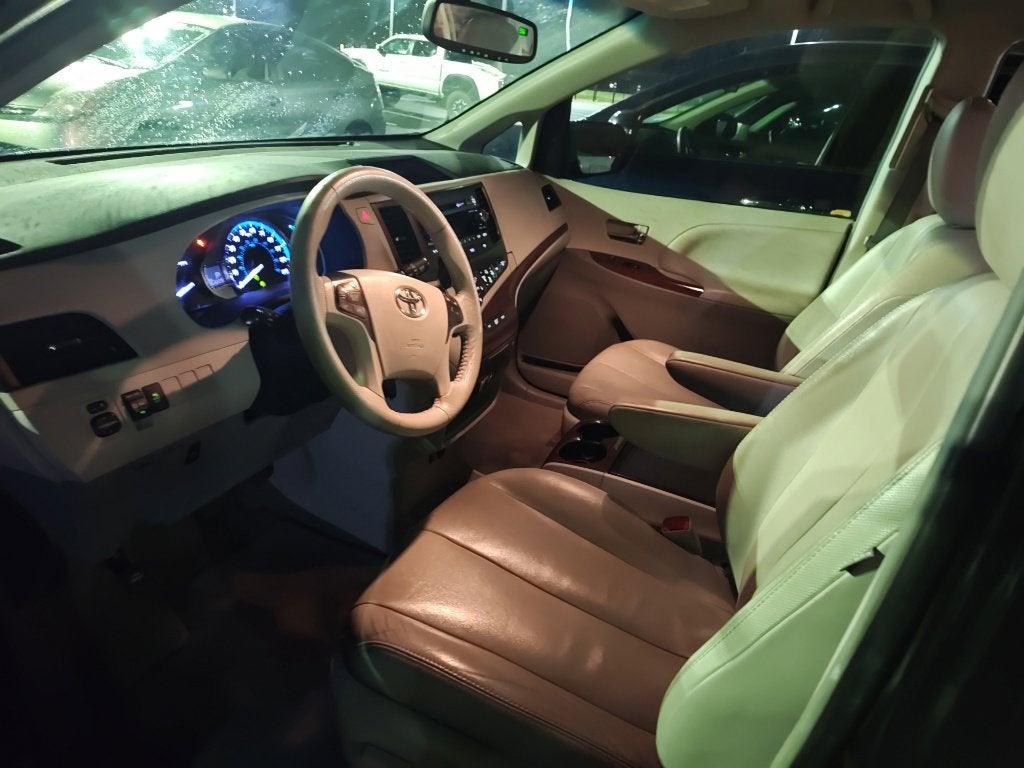 2013 Toyota Sienna XLE 8 Passenger