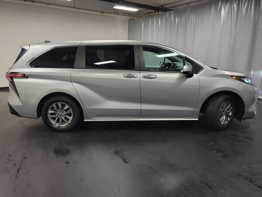 2022 Toyota Sienna XLE 7 Passenger