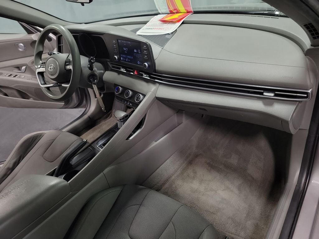 2022 Hyundai Elantra SE