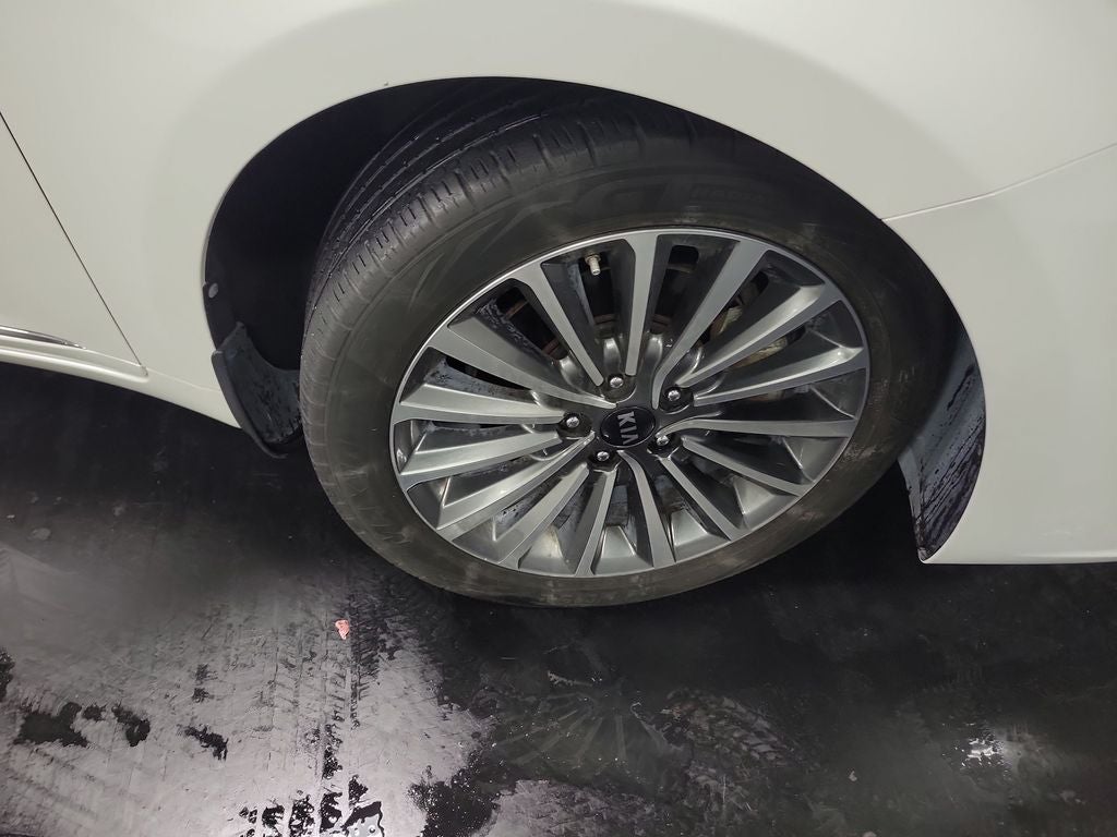 2017 Kia Cadenza Technology