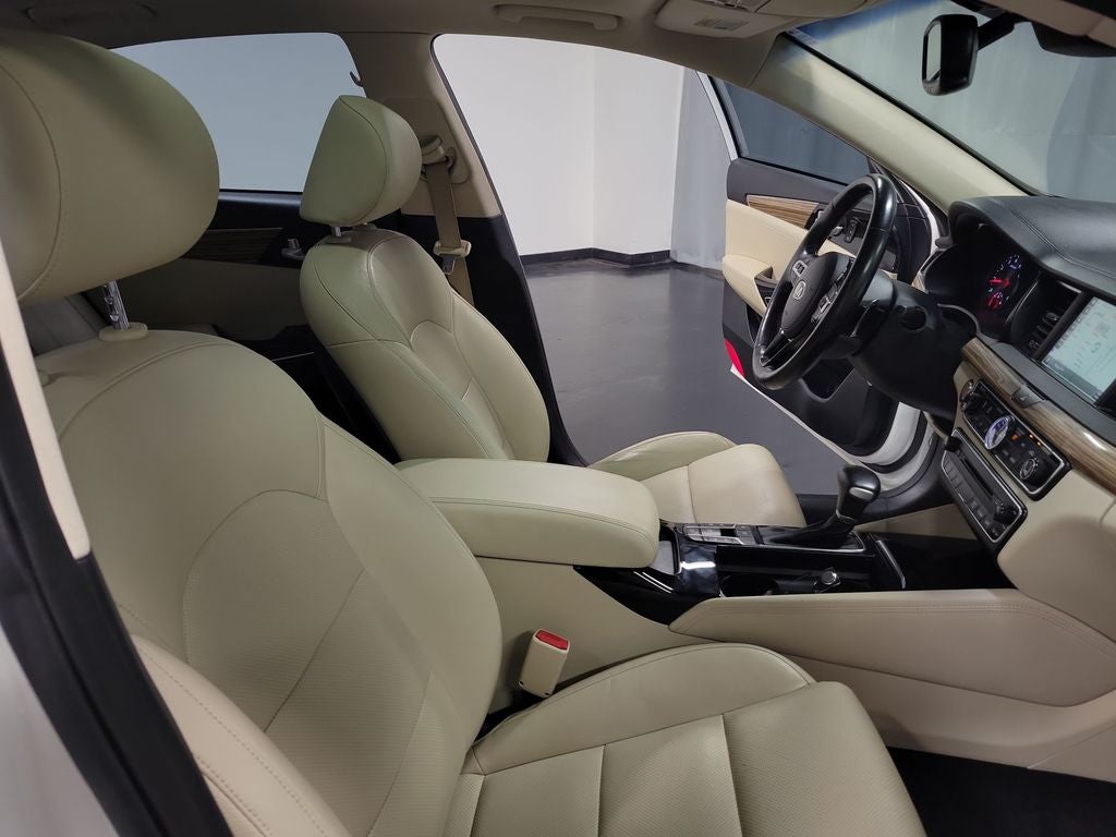 2017 Kia Cadenza Technology