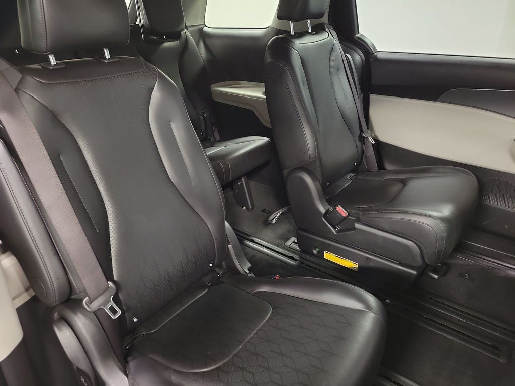 2023 Kia Carnival LX Seat Package