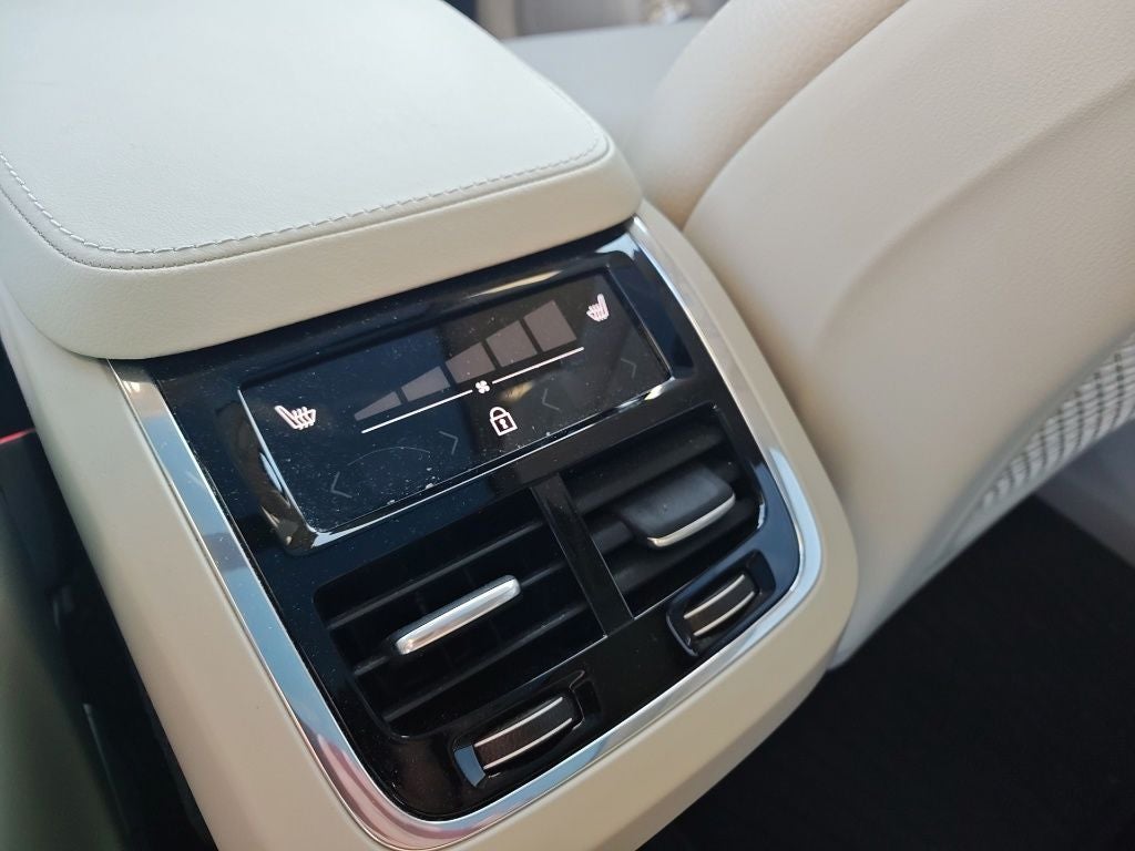 2024 Volvo XC90 B6 Plus Bright Theme