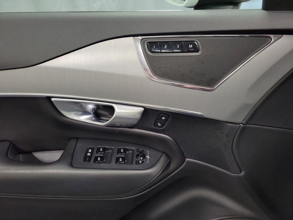 2022 Volvo XC90 T5 Momentum