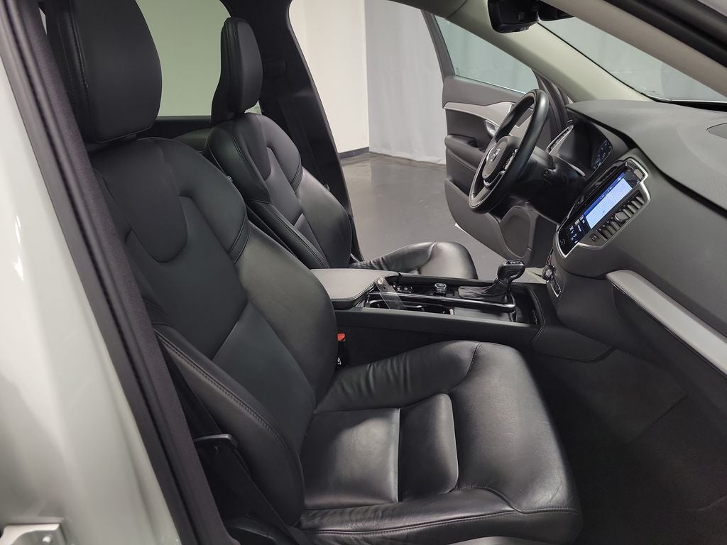 2022 Volvo XC90 T5 Momentum
