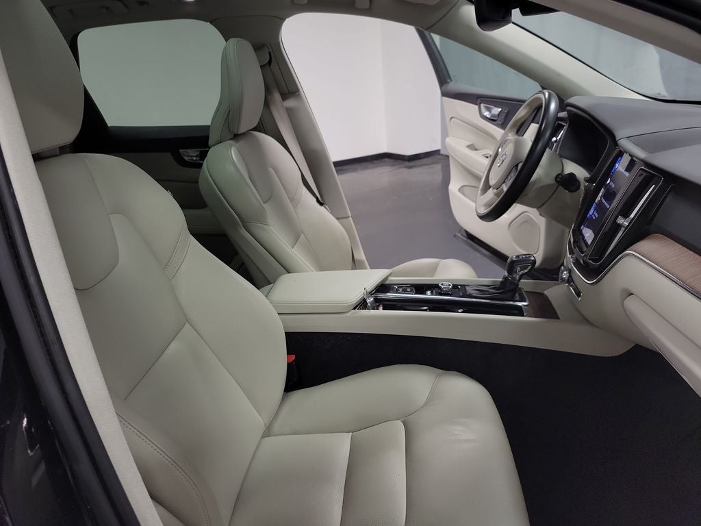 2021 Volvo XC60 T5 Momentum