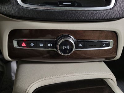 2017 Volvo XC90 T6 Momentum