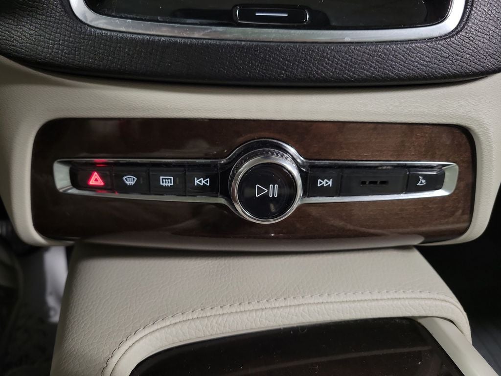 2017 Volvo XC90 T6 Momentum