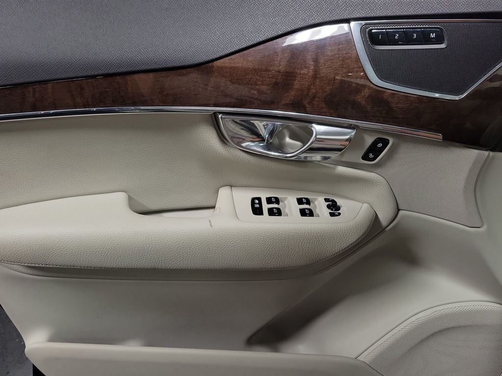 2017 Volvo XC90 T6 Momentum