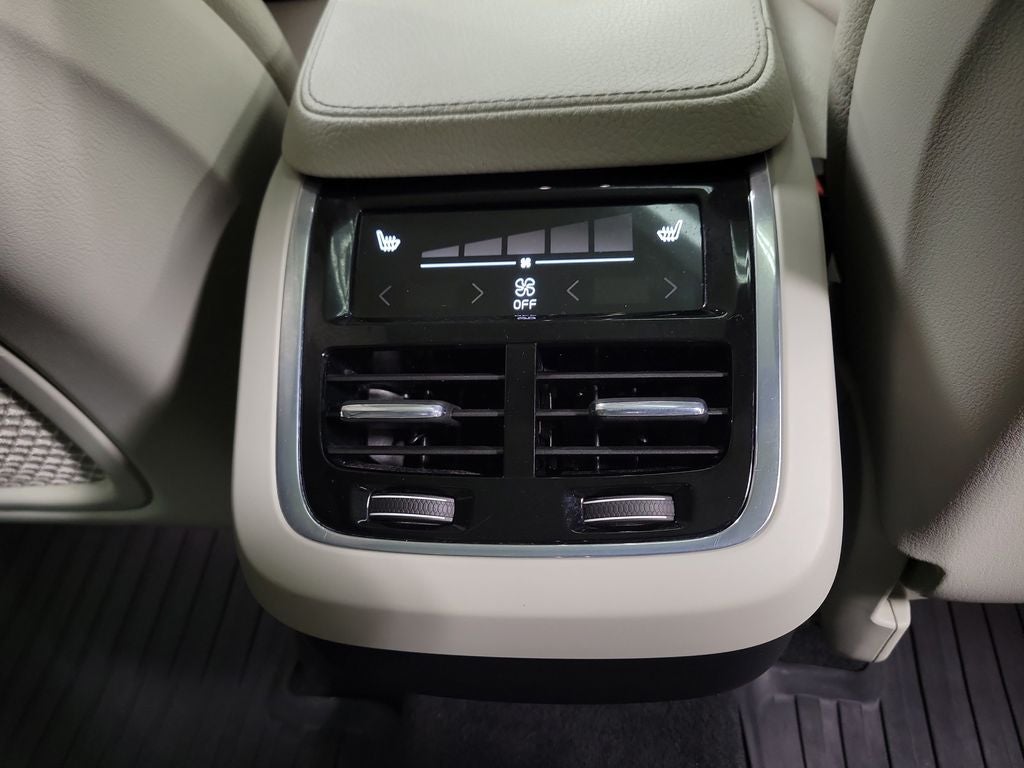 2017 Volvo XC90 T6 Momentum