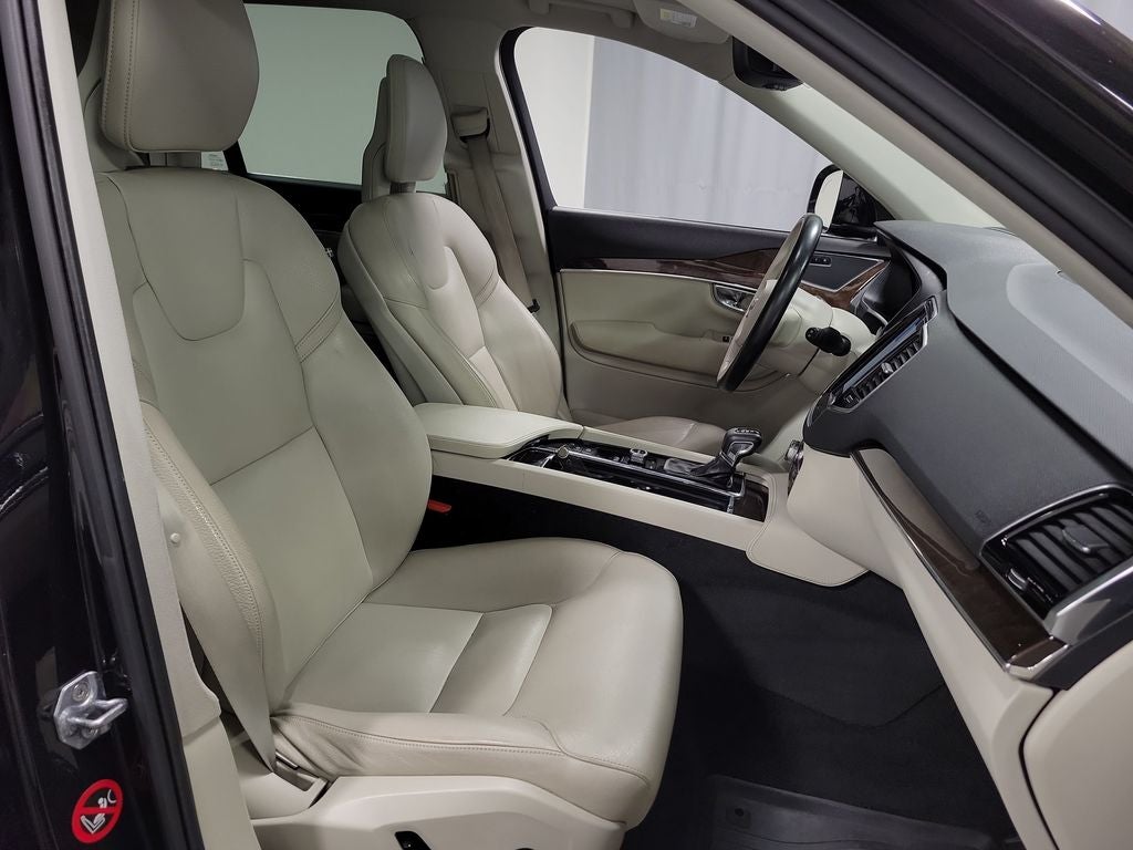 2017 Volvo XC90 T6 Momentum
