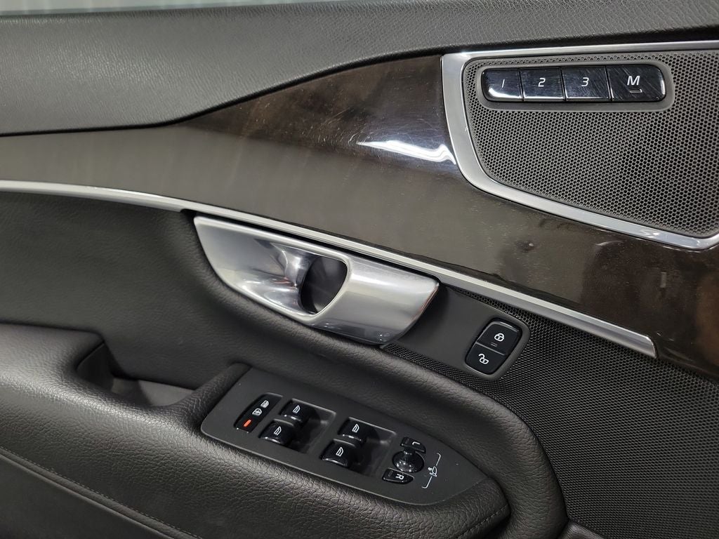 2017 Volvo XC90 T6 Momentum
