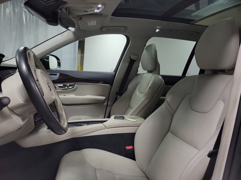 2016 Volvo XC90 T6 Momentum