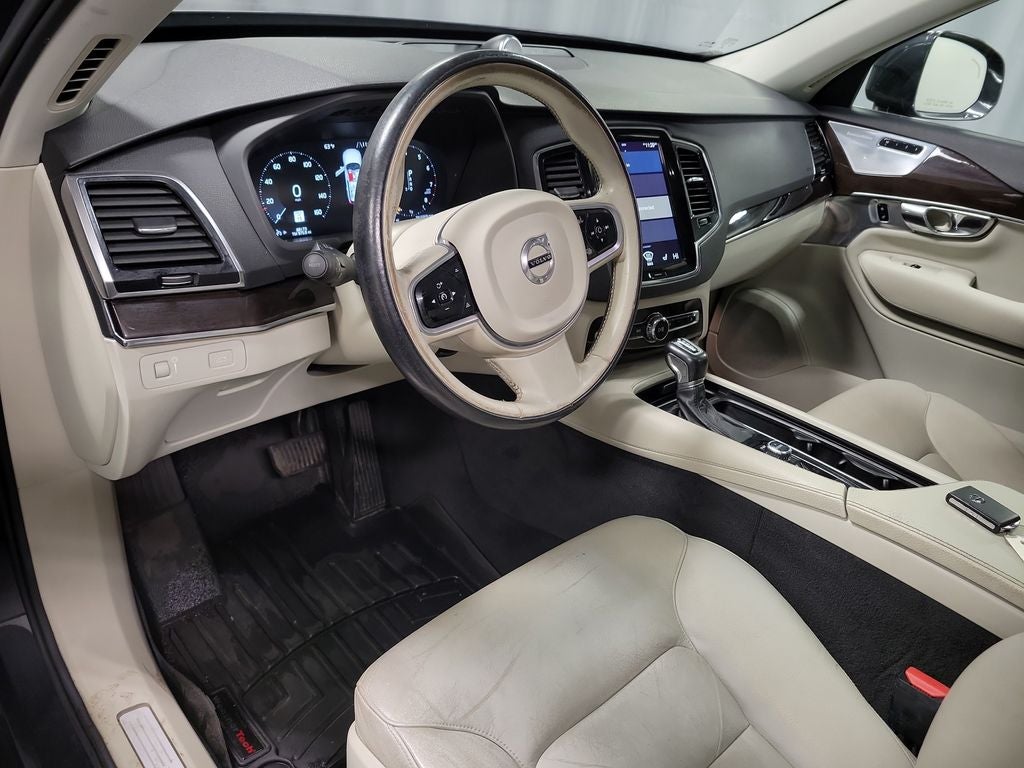2016 Volvo XC90 T6 Momentum