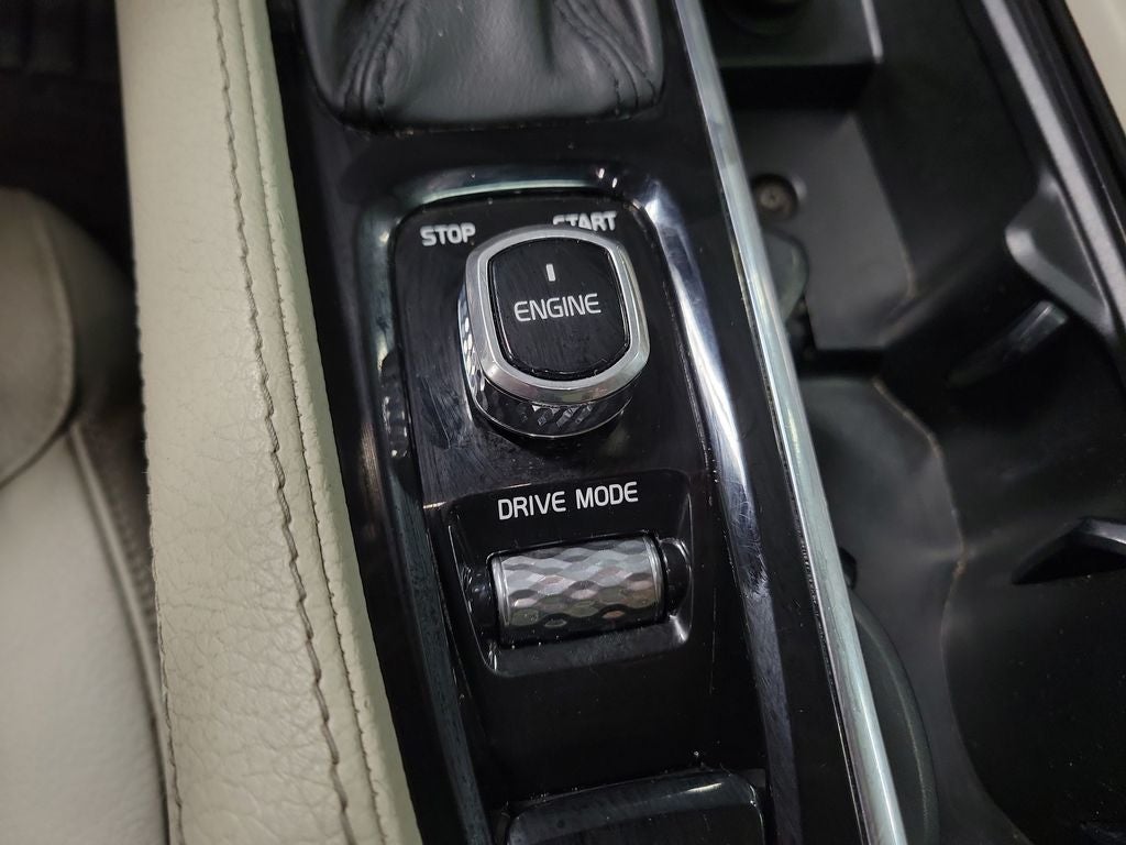 2016 Volvo XC90 T6 Momentum