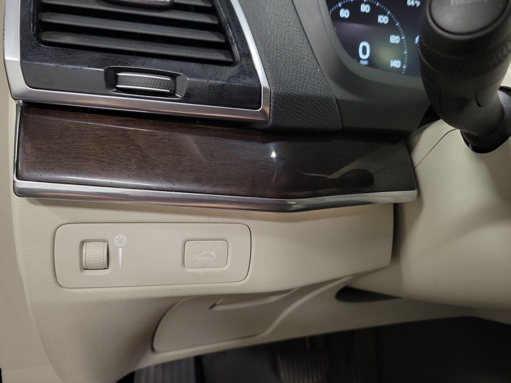 2016 Volvo XC90 T6 Momentum